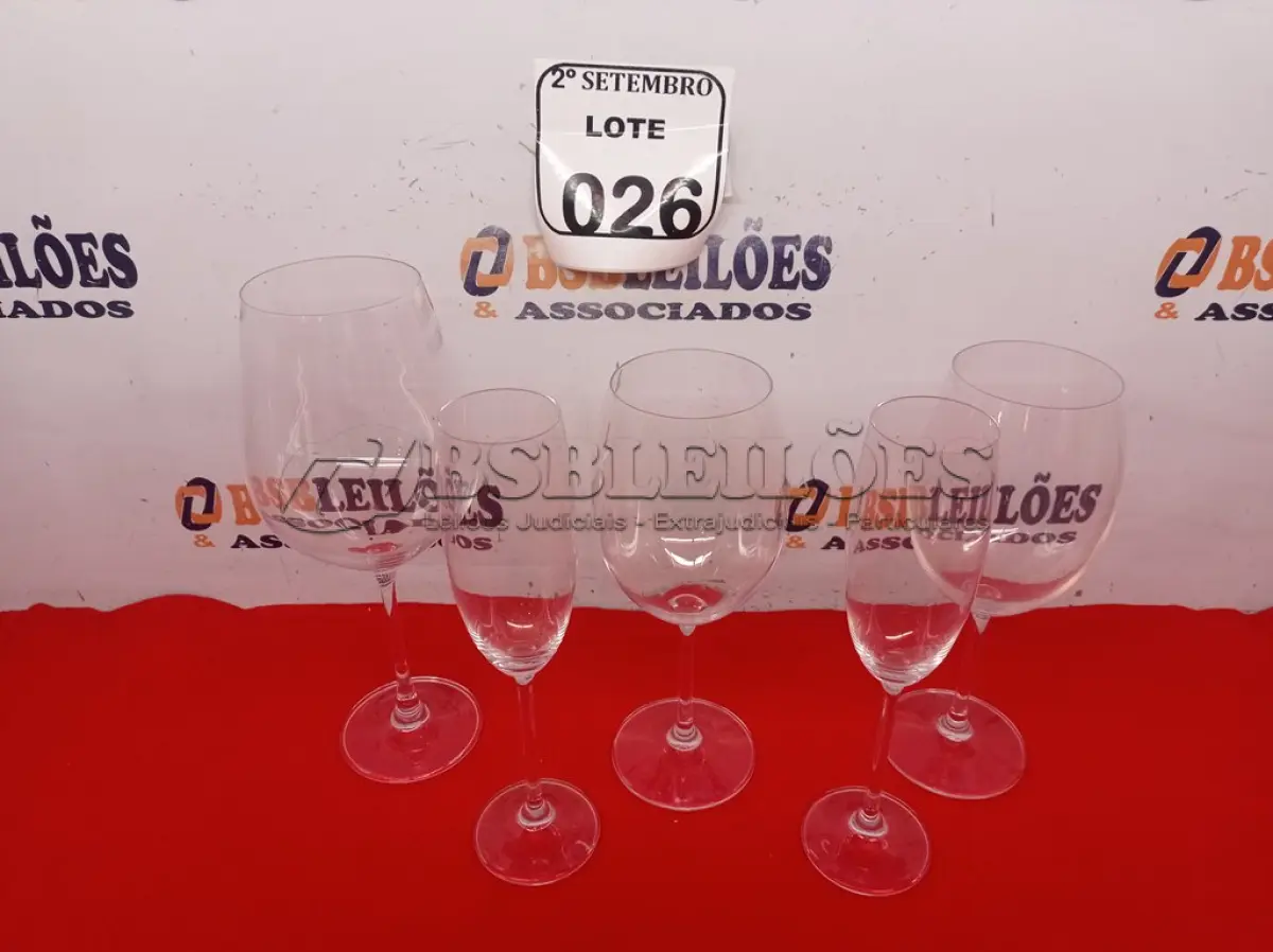 LOTE 026 - 05 TAÇAS DE TAMANHOS DIVERSOS. (NO ESTADO) ATENÇÃO! FAZER A VISITAÇÃO ANTES DE ARREMATAR, NÃO SABEMOS SE FUNCIONA. LEILÃO NÃO TEM GARANTIA E NEM DEVOLUÇÃO, SUJEITO A POSSÍVEIS AVARIAS VISÍVEIS/OCULTAS E/OU AUSÊNCIA DE COMPONENTES.
