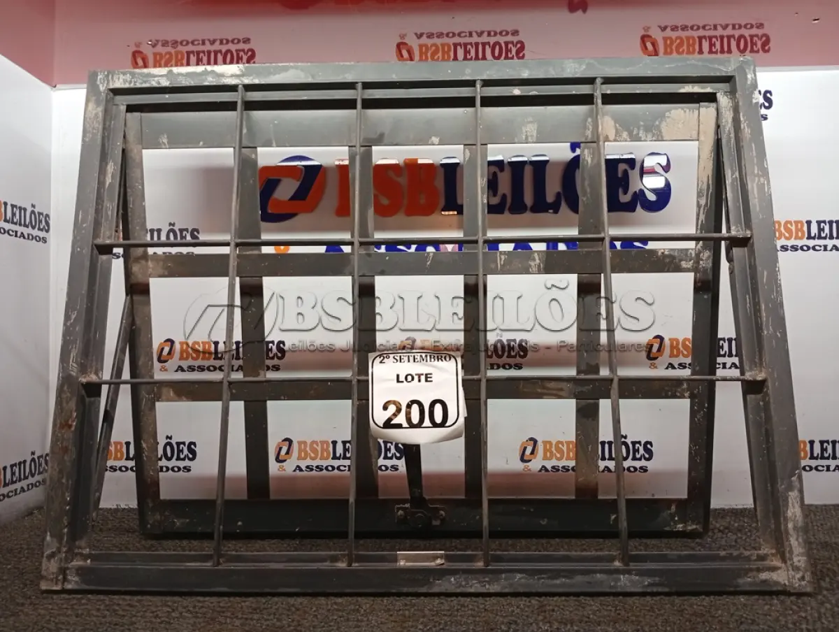 LOTE 200 - 01 JANELA VENEZIANA 80X60. (NO ESTADO) ATENÇÃO! FAZER A VISITAÇÃO ANTES DE ARREMATAR, NÃO SABEMOS SE FUNCIONA. LEILÃO NÃO TEM GARANTIA E NEM DEVOLUÇÃO, SUJEITO A POSSÍVEIS AVARIAS VISÍVEIS/OCULTAS E/OU AUSÊNCIA DE COMPONENTES.