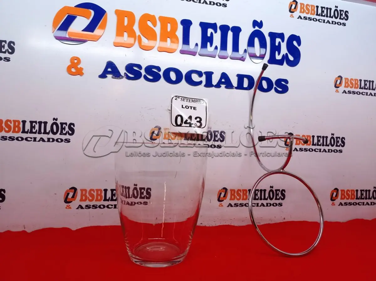 LOTE 043 - 01 SUPORTE EM INOX E 01 BALDE DE VIDRO. (NO ESTADO) ATENÇÃO! FAZER A VISITAÇÃO ANTES DE ARREMATAR, NÃO SABEMOS SE FUNCIONA. LEILÃO NÃO TEM GARANTIA E NEM DEVOLUÇÃO, SUJEITO A POSSÍVEIS AVARIAS VISÍVEIS/OCULTAS E/OU AUSÊNCIA DE COMPONENTES.