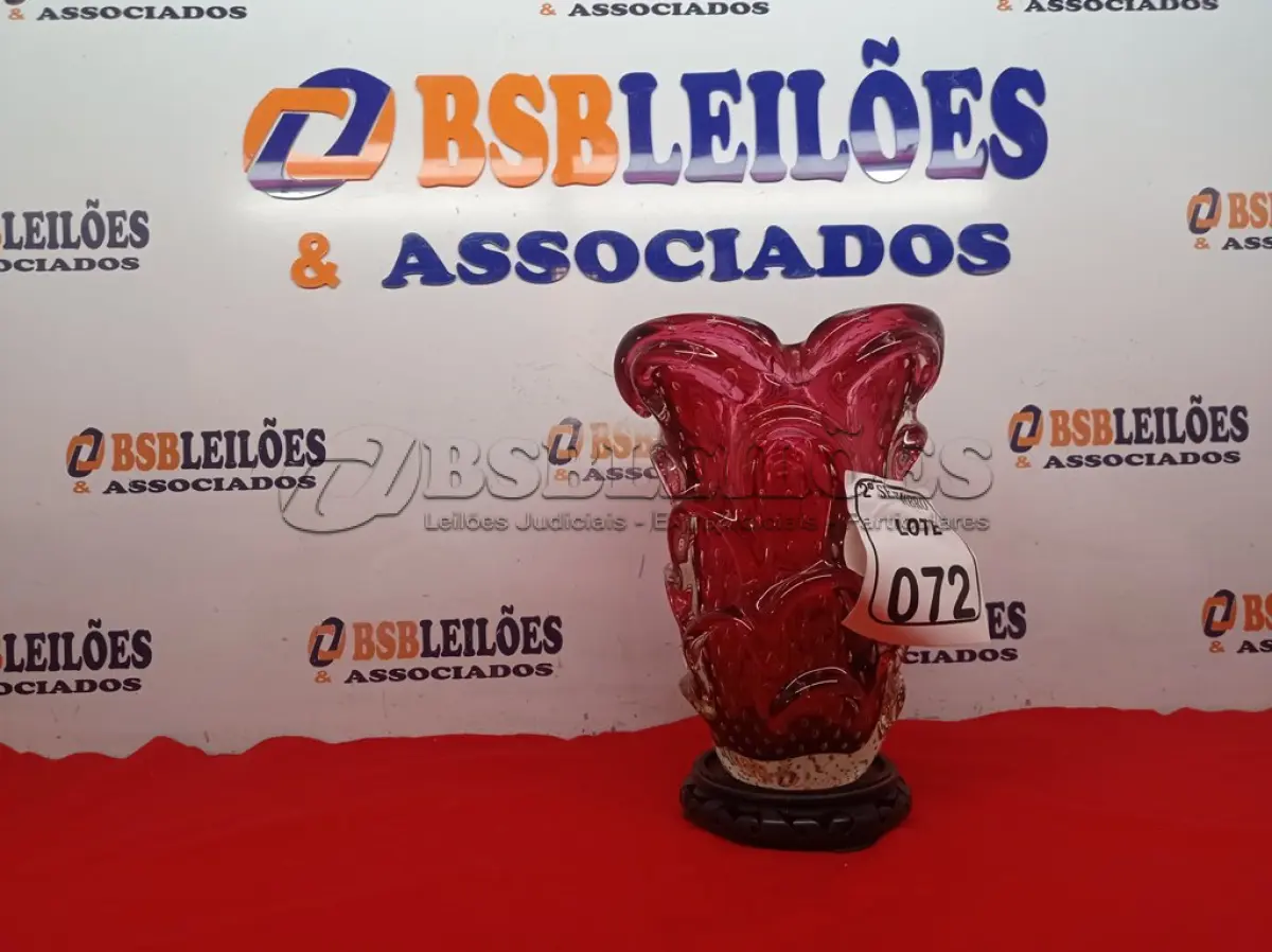 LOTE 072 - 01 VASO MURANO VERMELHO C/ BASE DE MADEIRA. (NO ESTADO) ATENÇÃO! FAZER A VISITAÇÃO ANTES DE ARREMATAR, NÃO SABEMOS SE FUNCIONA. LEILÃO NÃO TEM GARANTIA E NEM DEVOLUÇÃO, SUJEITO A POSSÍVEIS AVARIAS VISÍVEIS/OCULTAS E/OU AUSÊNCIA DE COMPONENTES.