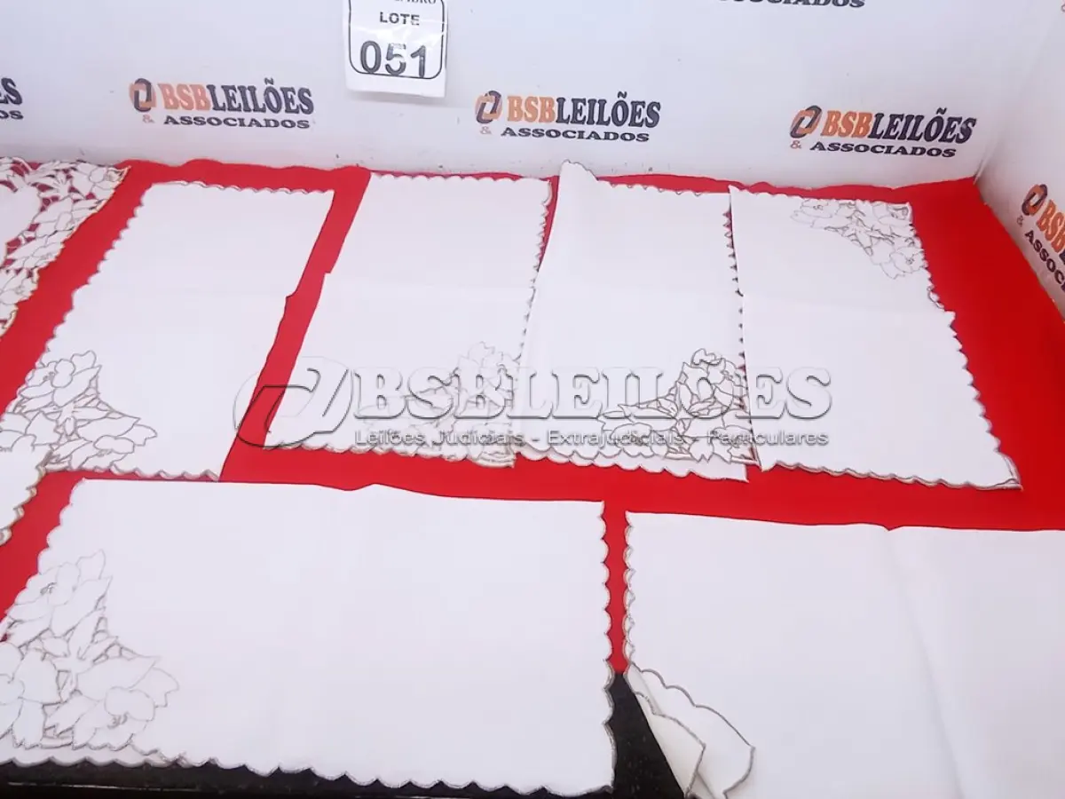 LOTE 051 - 07 GUARDANAPOS TRABALHADOS LINHO. (NO ESTADO) ATENÇÃO! FAZER A VISITAÇÃO ANTES DE ARREMATAR, NÃO SABEMOS SE FUNCIONA. LEILÃO NÃO TEM GARANTIA E NEM DEVOLUÇÃO, SUJEITO A POSSÍVEIS AVARIAS VISÍVEIS/OCULTAS E/OU AUSÊNCIA DE COMPONENTES.