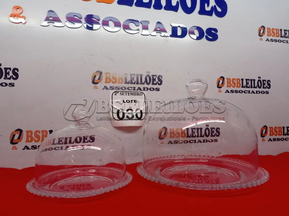LOTE 030 - 01 BOMBONIERE DE VIDRO GRANDE E 01 PEQUENA.  (NO ESTADO) ATENÇÃO! FAZER A VISITAÇÃO ANTES DE ARREMATAR, NÃO SABEMOS SE FUNCIONA. LEILÃO NÃO TEM GARANTIA E NEM DEVOLUÇÃO, SUJEITO A POSSÍVEIS AVARIAS VISÍVEIS/OCULTAS E/OU AUSÊNCIA DE COMPONENTES.