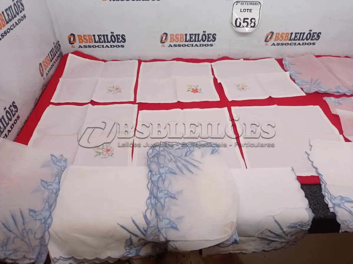 LOTE 058 - 01 JOGO AMERICANO C/ 05 GUARDANAPOS E 06 GUARDANAPOS LINHO PEQUENOS. (NO ESTADO) ATENÇÃO! FAZER A VISITAÇÃO ANTES DE ARREMATAR, NÃO SABEMOS SE FUNCIONA. LEILÃO NÃO TEM GARANTIA E NEM DEVOLUÇÃO, SUJEITO A POSSÍVEIS AVARIAS VISÍVEIS/OCULTAS E/OU AUSÊNCIA DE COMPONENTES.