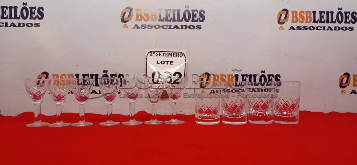 LOTE 062 - 01 JOGO DE CRISTAL COM 07 TAÇAS E 04 COPOS PARA LICOR. (NO ESTADO) ATENÇÃO! FAZER A VISITAÇÃO ANTES DE ARREMATAR, NÃO SABEMOS SE FUNCIONA. LEILÃO NÃO TEM GARANTIA E NEM DEVOLUÇÃO, SUJEITO A POSSÍVEIS AVARIAS VISÍVEIS/OCULTAS E/OU AUSÊNCIA DE COMPONENTES.