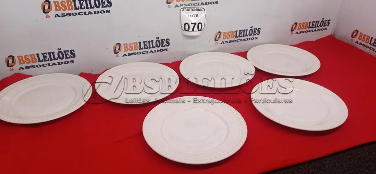 LOTE 070 - 06 PRATOS BRANCOS GRANDES. (NO ESTADO) ATENÇÃO! FAZER A VISITAÇÃO ANTES DE ARREMATAR, NÃO SABEMOS SE FUNCIONA. LEILÃO NÃO TEM GARANTIA E NEM DEVOLUÇÃO, SUJEITO A POSSÍVEIS AVARIAS VISÍVEIS/OCULTAS E/OU AUSÊNCIA DE COMPONENTES.