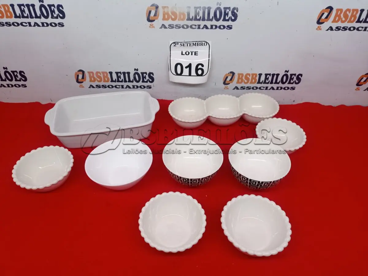 LOTE 016 - 01 PEQUENA TRAVESSA, 01 PETISQUEIRA, 04 POTES DE SOBREMESA E 03 TIGELAS DIVERSAS. (NO ESTADO) ATENÇÃO! FAZER A VISITAÇÃO ANTES DE ARREMATAR, NÃO SABEMOS SE FUNCIONA. LEILÃO NÃO TEM GARANTIA E NEM DEVOLUÇÃO, SUJEITO A POSSÍVEIS AVARIAS VISÍVEIS/OCULTAS E/OU AUSÊNCIA DE COMPONENTES.