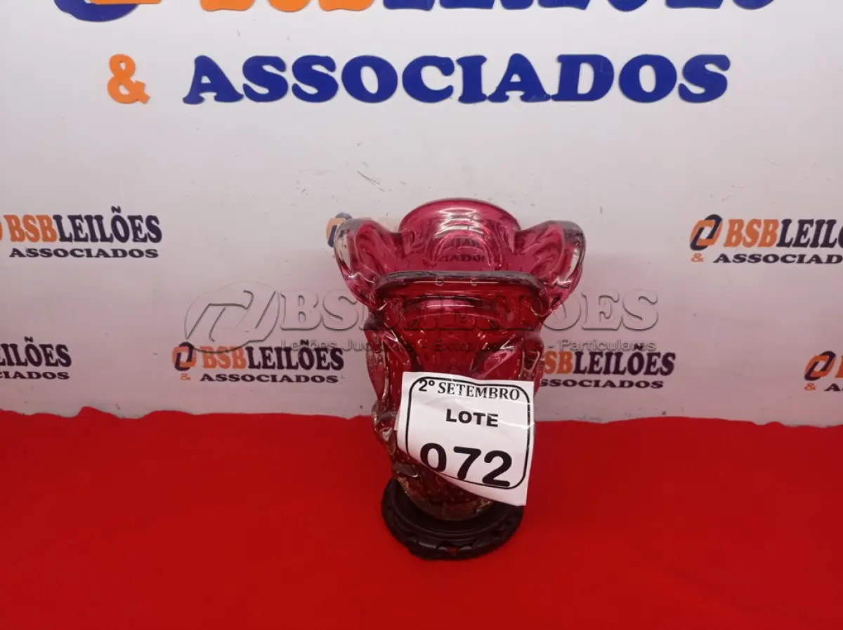 LOTE 072 - 01 VASO MURANO VERMELHO C/ BASE DE MADEIRA. (NO ESTADO) ATENÇÃO! FAZER A VISITAÇÃO ANTES DE ARREMATAR, NÃO SABEMOS SE FUNCIONA. LEILÃO NÃO TEM GARANTIA E NEM DEVOLUÇÃO, SUJEITO A POSSÍVEIS AVARIAS VISÍVEIS/OCULTAS E/OU AUSÊNCIA DE COMPONENTES.