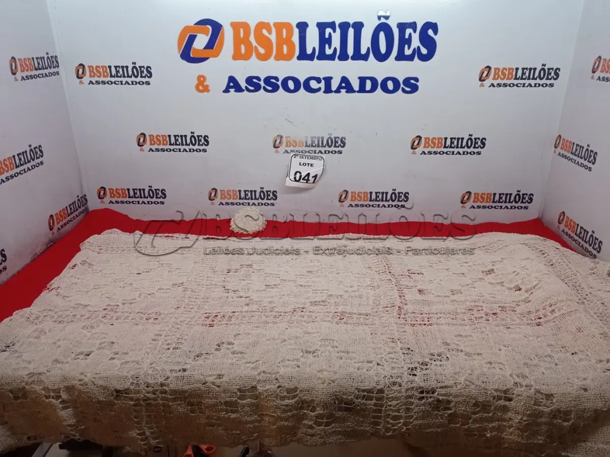 LOTE 041 - 01 TOALHA DE RENDA FILÉ COM 12 PORTA COPOS. (NO ESTADO) ATENÇÃO! FAZER A VISITAÇÃO ANTES DE ARREMATAR, NÃO SABEMOS SE FUNCIONA. LEILÃO NÃO TEM GARANTIA E NEM DEVOLUÇÃO, SUJEITO A POSSÍVEIS AVARIAS VISÍVEIS/OCULTAS E/OU AUSÊNCIA DE COMPONENTES.