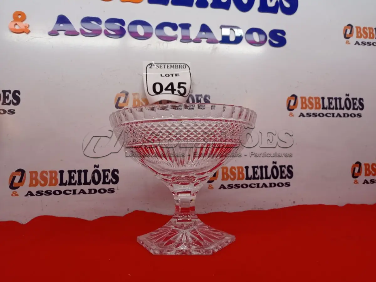 LOTE 045 - 01 FRUTEIRA CRISTAL BOHEMIA. (NO ESTADO) ATENÇÃO! FAZER A VISITAÇÃO ANTES DE ARREMATAR, NÃO SABEMOS SE FUNCIONA. LEILÃO NÃO TEM GARANTIA E NEM DEVOLUÇÃO, SUJEITO A POSSÍVEIS AVARIAS VISÍVEIS/OCULTAS E/OU AUSÊNCIA DE COMPONENTES.