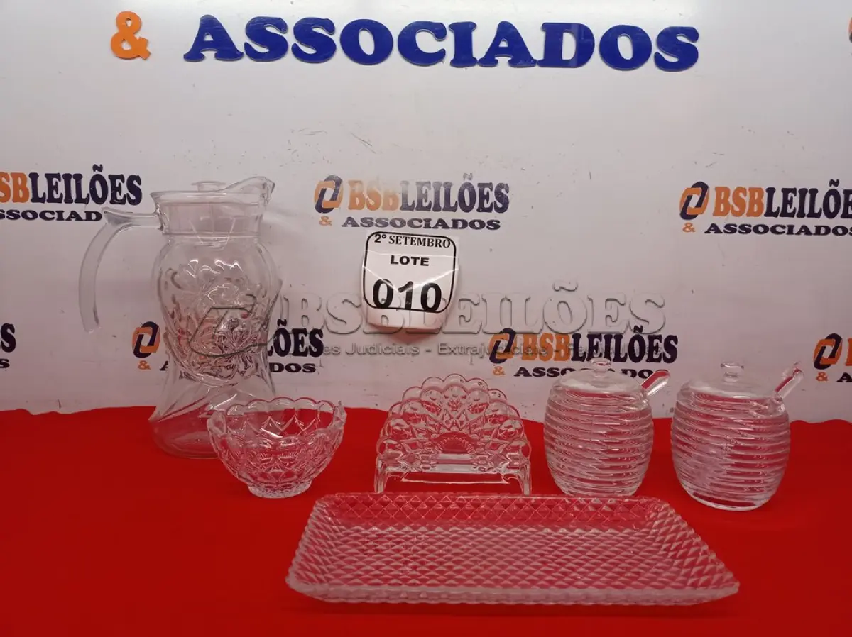 LOTE 010 - 01 KIT MELEIRO, 01 AÇUCAREIRO, 01 BANDEJA, 01 JARRA, 01 PORTA GUARDANAPOS E 01 TIGELA DE VIDRO. (NO ESTADO) ATENÇÃO! FAZER A VISITAÇÃO ANTES DE ARREMATAR, NÃO SABEMOS SE FUNCIONA. LEILÃO NÃO TEM GARANTIA E NEM DEVOLUÇÃO, SUJEITO A POSSÍVEIS AVARIAS VISÍVEIS/OCULTAS E/OU AUSÊNCIA DE COMPONENTES.