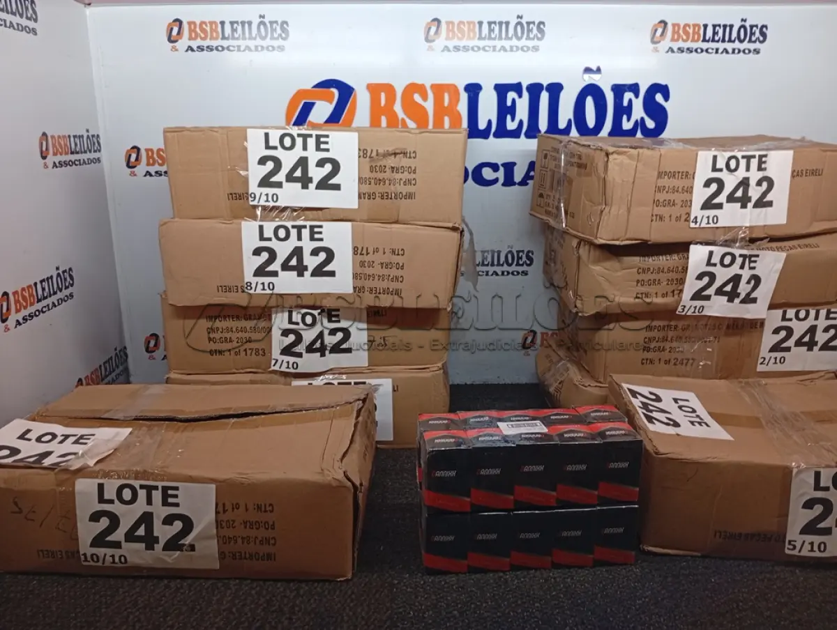 LOTE 242 - 400 - LÂMPADAS FAROL H4 12VOLTS (NO ESTADO, NÃO SABEMOS SE FUNCIONA. LEILÃO NÃO TEM GARANTIA E NEM DEVOLUÇÃO, SUJEITO A POSSÍVEIS AVARIAS VISÍVEIS/OCULTAS E/OU AUSÊNCIA DE COMPONENTES)