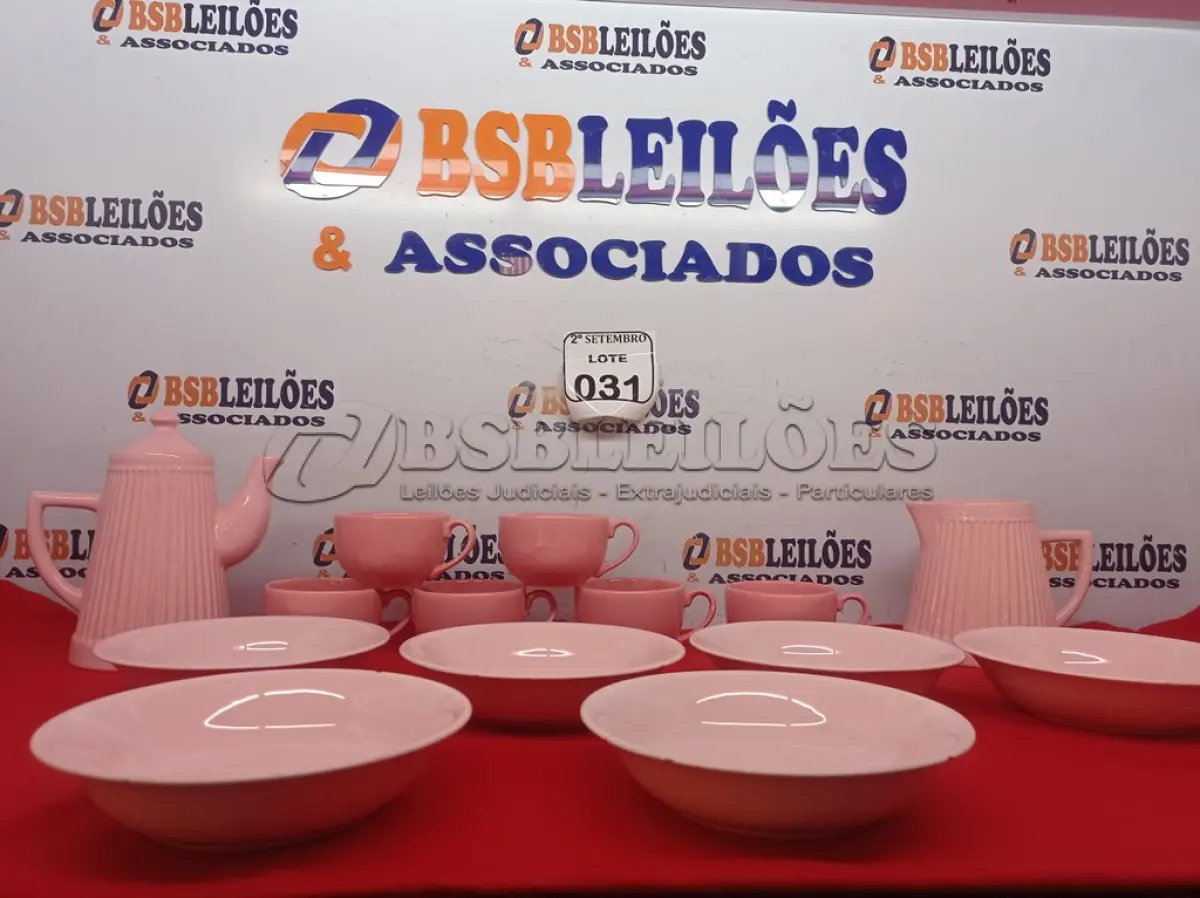 LOTE 031 - 06 XICARAS ROSAS, 01 CHALEIRA, 01 VASILHA DE CAFÉ E 06 PRATOS ROSAS. (NO ESTADO) ATENÇÃO! FAZER A VISITAÇÃO ANTES DE ARREMATAR, NÃO SABEMOS SE FUNCIONA. LEILÃO NÃO TEM GARANTIA E NEM DEVOLUÇÃO, SUJEITO A POSSÍVEIS AVARIAS VISÍVEIS/OCULTAS E/OU AUSÊNCIA DE COMPONENTES.