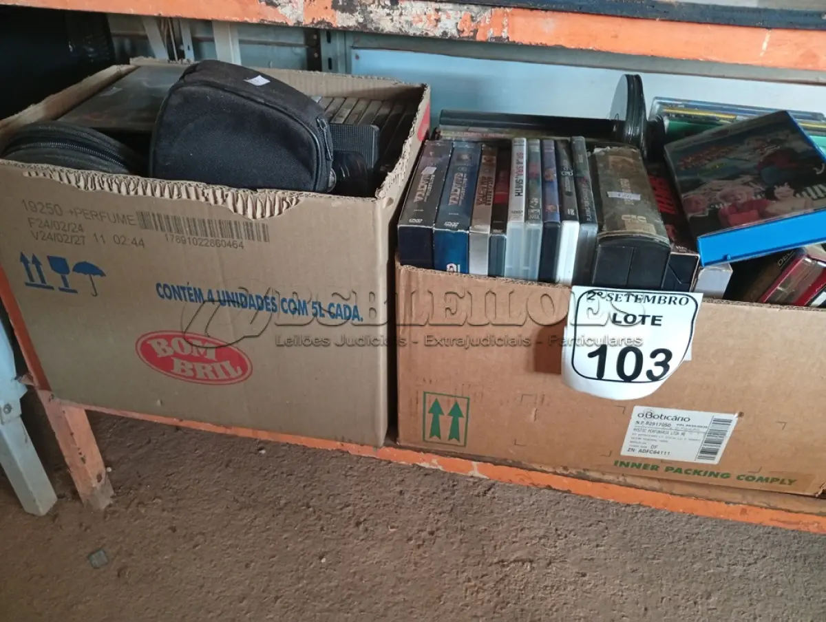 LOTE 103 - 01 LOTE COM DIVERSAS FITAS CASSETES E DVDS. (NO ESTADO) ATENÇÃO! FAZER A VISITAÇÃO ANTES DE ARREMATAR, NÃO SABEMOS SE FUNCIONA. LEILÃO NÃO TEM GARANTIA E NEM DEVOLUÇÃO, SUJEITO A POSSÍVEIS AVARIAS VISÍVEIS/OCULTAS E/OU AUSÊNCIA DE COMPONENTES.