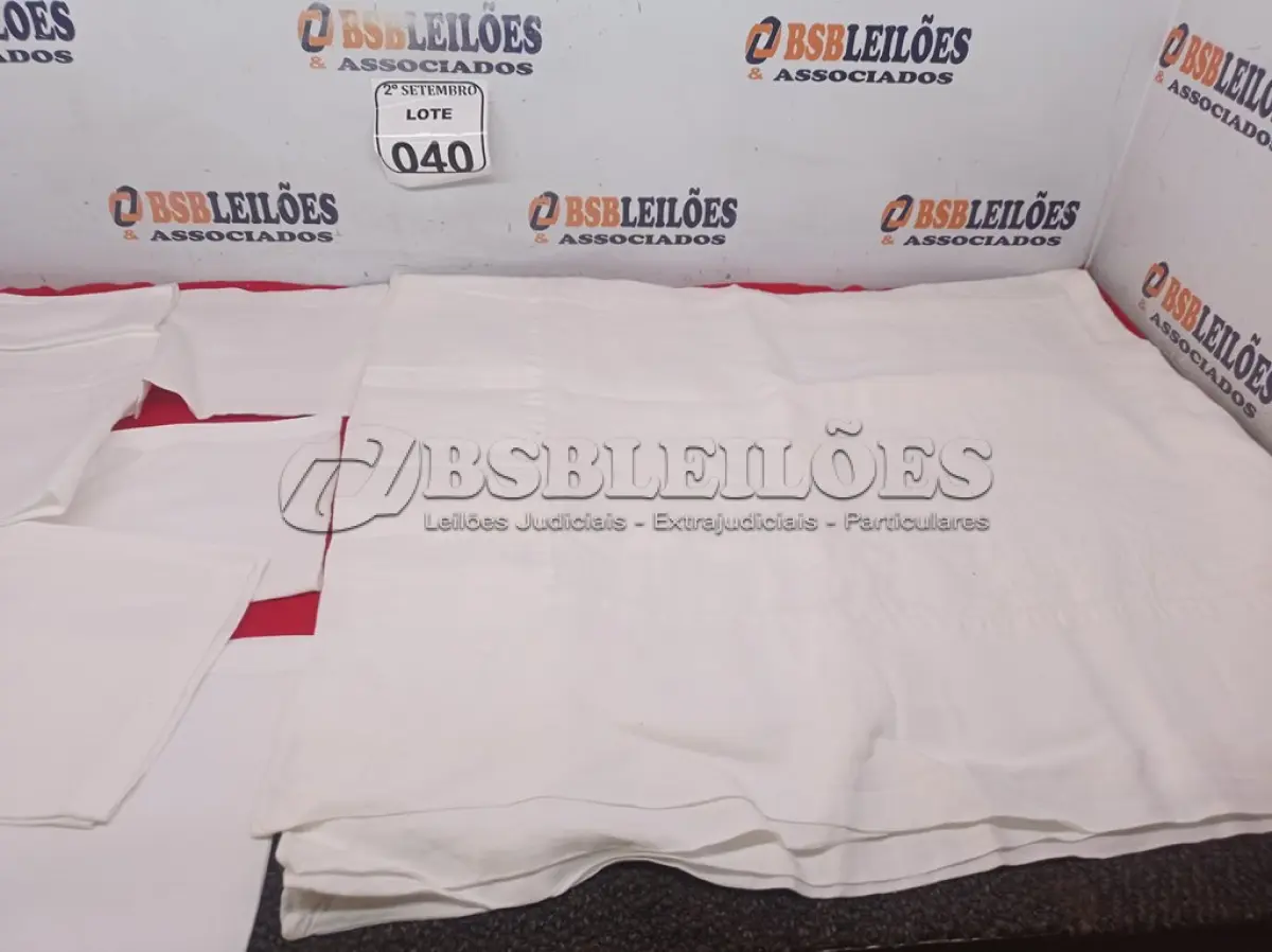 LOTE 040 - 01 TOALHA DE MESA EM LINHO NA COR BRANCA COM 11 GUARDANAPOS DE LINHO. (NO ESTADO) ATENÇÃO! FAZER A VISITAÇÃO ANTES DE ARREMATAR, NÃO SABEMOS SE FUNCIONA. LEILÃO NÃO TEM GARANTIA E NEM DEVOLUÇÃO, SUJEITO A POSSÍVEIS AVARIAS VISÍVEIS/OCULTAS E/OU AUSÊNCIA DE COMPONENTES.
