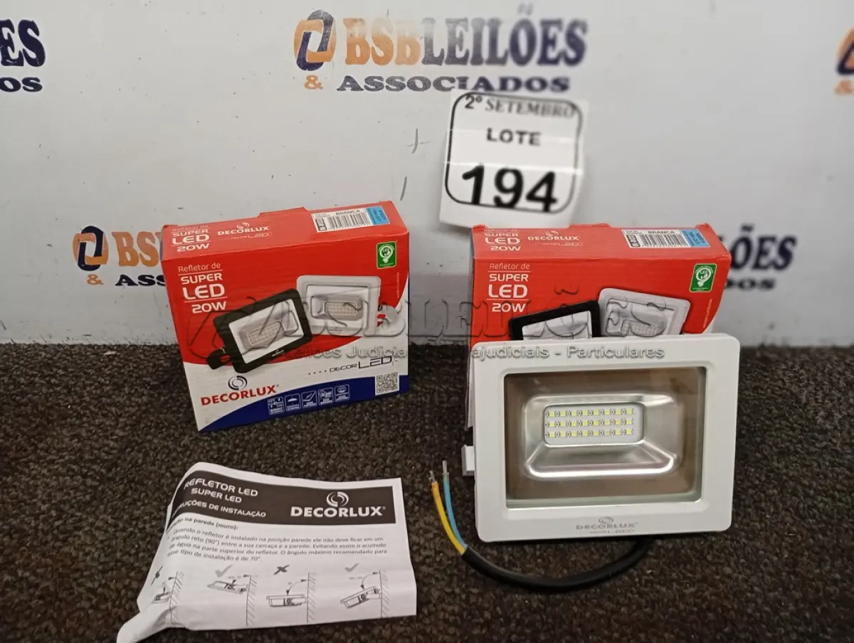 LOTE 194 - 02 REFLETORES DECORLED SUPERLED 220V 20W LUZ BRANCA DECORLUX NOVO. (NO ESTADO) ATENÇÃO! FAZER A VISITAÇÃO ANTES DE ARREMATAR, NÃO SABEMOS SE FUNCIONA. LEILÃO NÃO TEM GARANTIA E NEM DEVOLUÇÃO, SUJEITO A POSSÍVEIS AVARIAS VISÍVEIS/OCULTAS E/OU AUSÊNCIA DE COMPONENTES.
