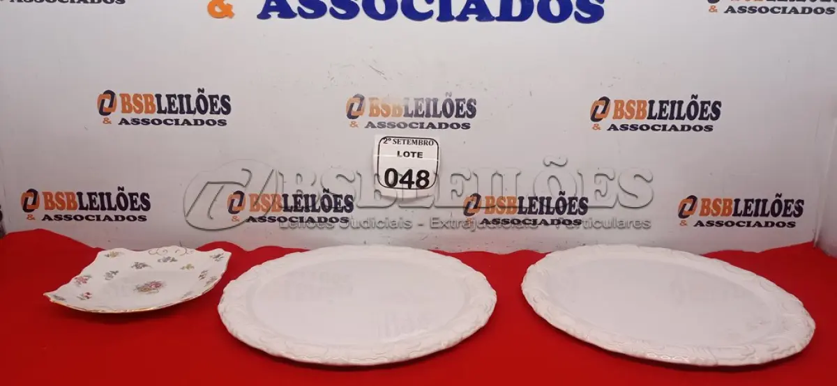 LOTE 048 - 02 PRATOS GRANDES BRANCOS E 01 PRATO PORCELANA INGLESA. (NO ESTADO) ATENÇÃO! FAZER A VISITAÇÃO ANTES DE ARREMATAR, NÃO SABEMOS SE FUNCIONA. LEILÃO NÃO TEM GARANTIA E NEM DEVOLUÇÃO, SUJEITO A POSSÍVEIS AVARIAS VISÍVEIS/OCULTAS E/OU AUSÊNCIA DE COMPONENTES.
