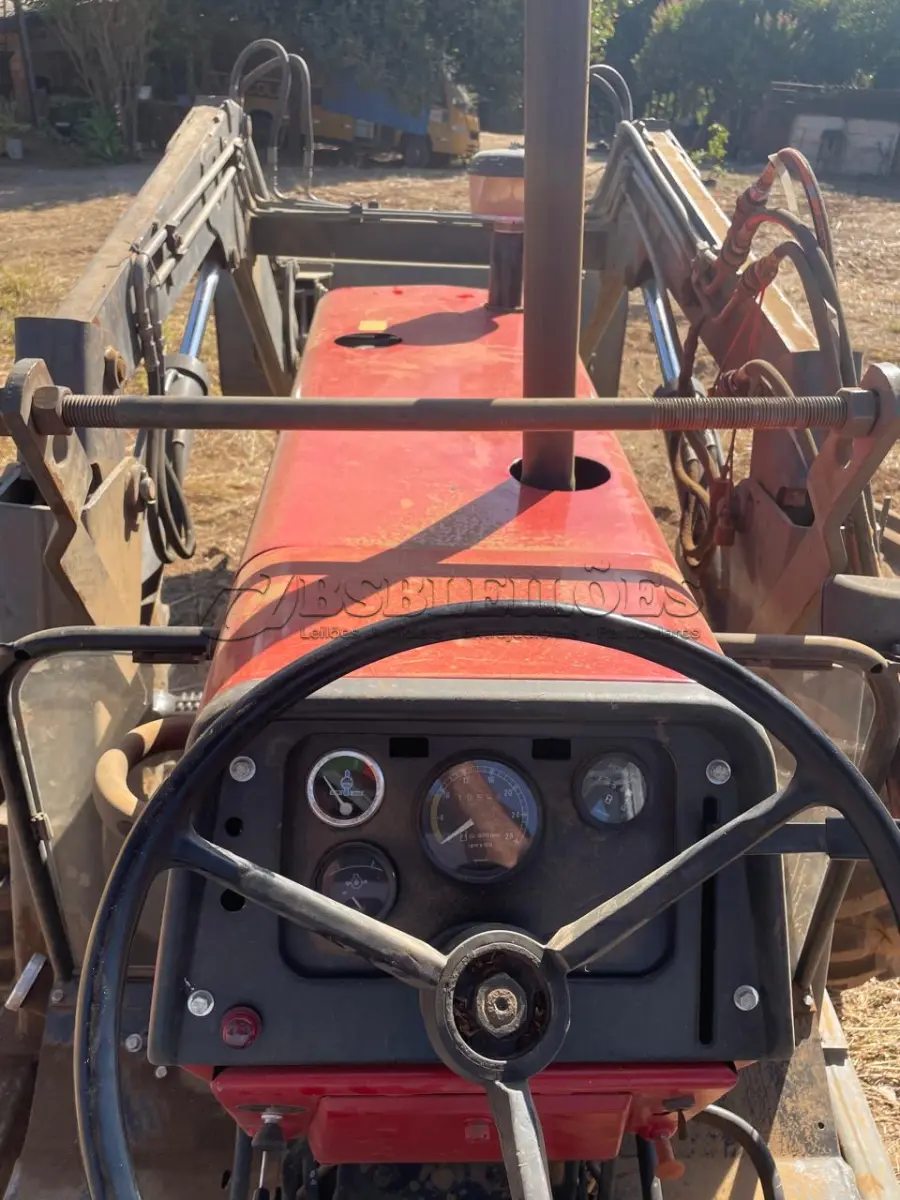 LOTE 008 - 01 TRATOR MF 292 4X4, ANO 1993, MOTOR, BOMBA, BICOS INJETORES FEITO, CAIXA DE CÂMBIO REVISADA ESTA COM APENAS 10 HORAS DE USO APÓS TER SIDO FEITO, CONJUNTO FRONTAL BALDAN ANO 2016 (NO ESTADO)