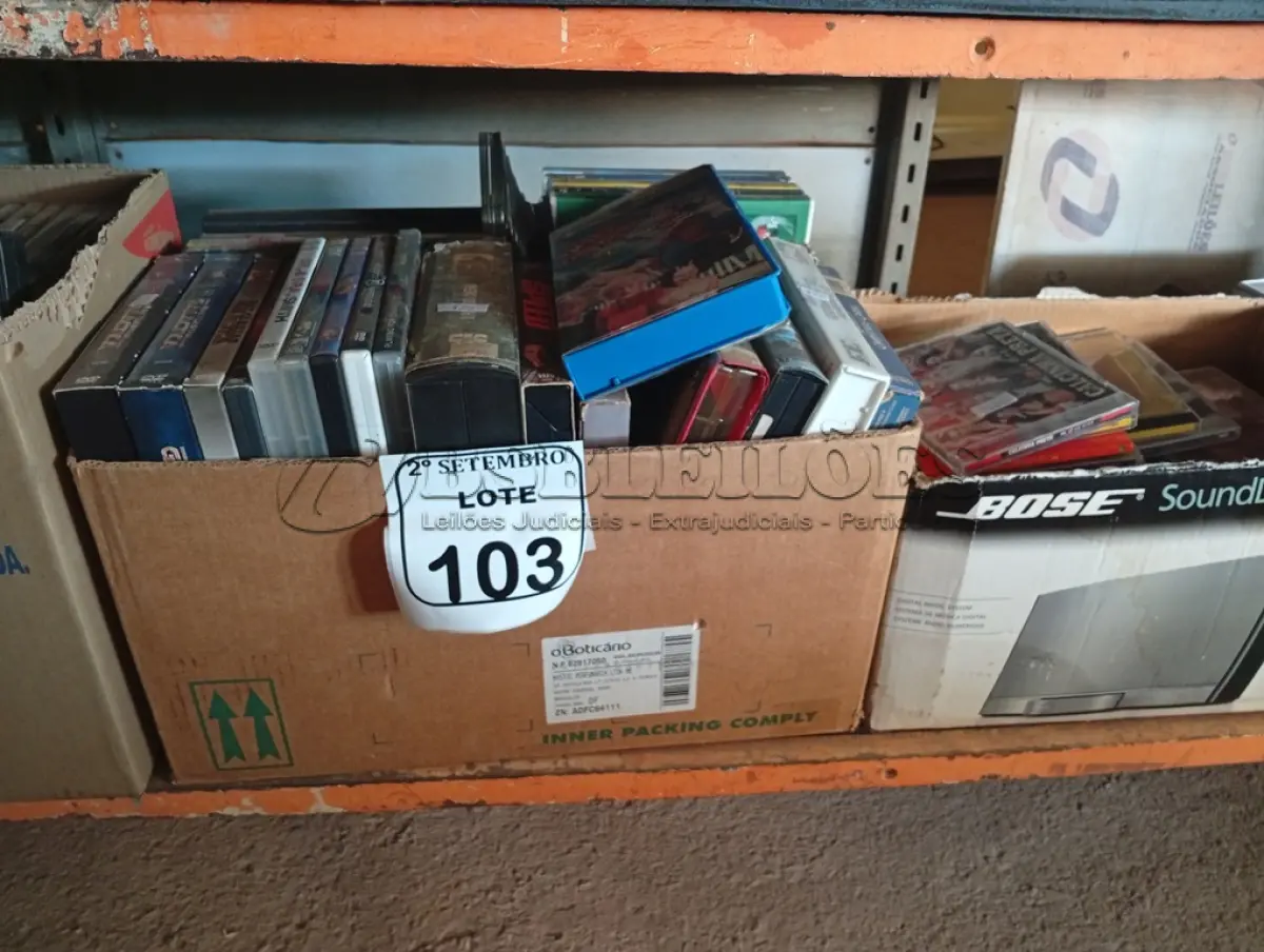 LOTE 103 - 01 LOTE COM DIVERSAS FITAS CASSETES E DVDS. (NO ESTADO) ATENÇÃO! FAZER A VISITAÇÃO ANTES DE ARREMATAR, NÃO SABEMOS SE FUNCIONA. LEILÃO NÃO TEM GARANTIA E NEM DEVOLUÇÃO, SUJEITO A POSSÍVEIS AVARIAS VISÍVEIS/OCULTAS E/OU AUSÊNCIA DE COMPONENTES.