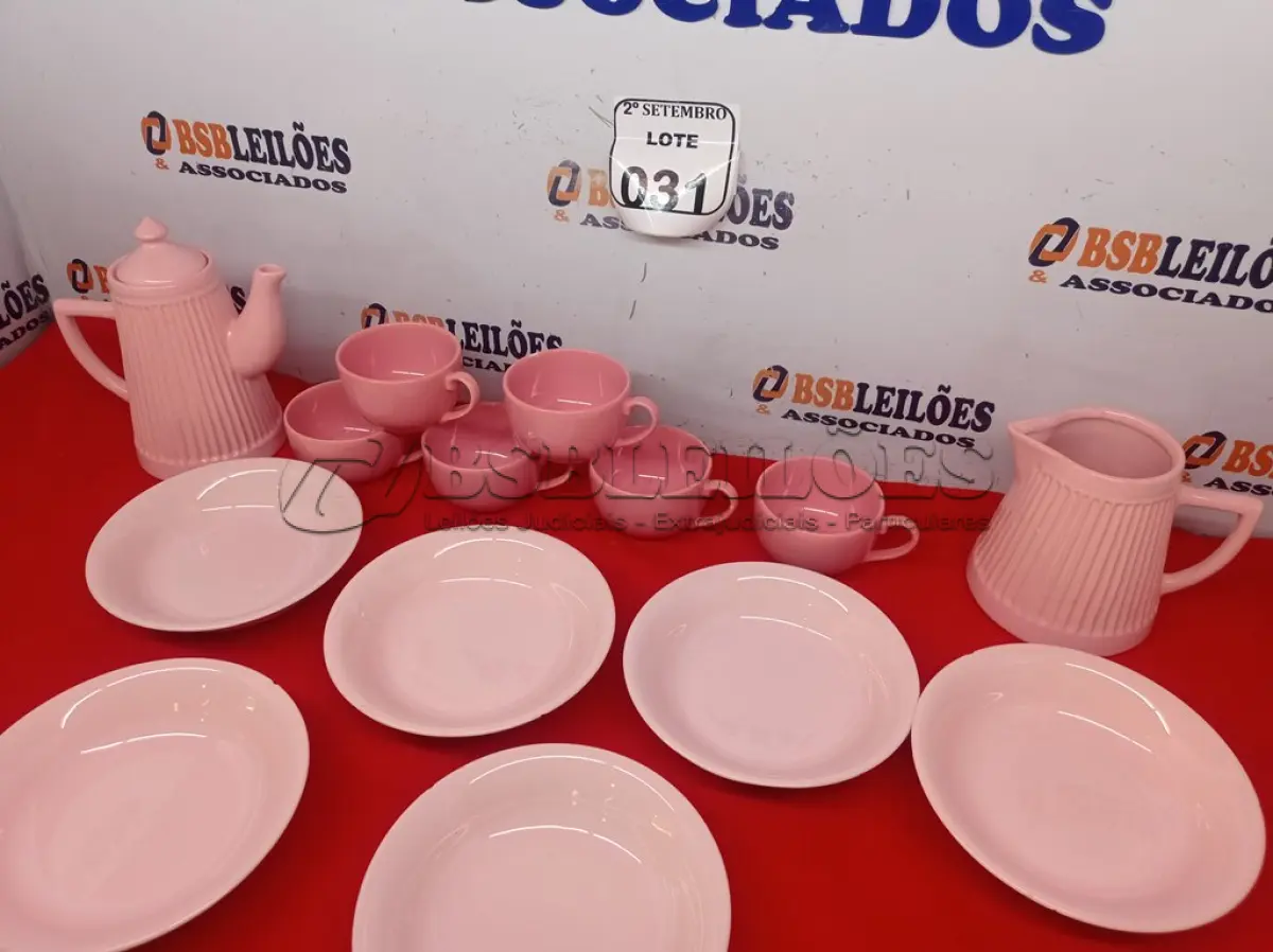 LOTE 031 - 06 XICARAS ROSAS, 01 CHALEIRA, 01 VASILHA DE CAFÉ E 06 PRATOS ROSAS. (NO ESTADO) ATENÇÃO! FAZER A VISITAÇÃO ANTES DE ARREMATAR, NÃO SABEMOS SE FUNCIONA. LEILÃO NÃO TEM GARANTIA E NEM DEVOLUÇÃO, SUJEITO A POSSÍVEIS AVARIAS VISÍVEIS/OCULTAS E/OU AUSÊNCIA DE COMPONENTES.