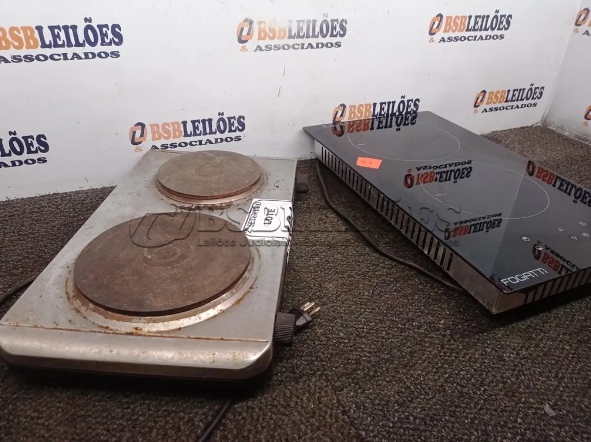 LOTE 464 - 02 FOGÕES ELÉTRICOS SENDO 01 DE INDUÇÃO COM AVARIAS. (NO ESTADO) ATENÇÃO! FAZER A VISITAÇÃO ANTES DE ARREMATAR, NÃO SABEMOS SE FUNCIONA. LEILÃO NÃO TEM GARANTIA E NEM DEVOLUÇÃO, SUJEITO A POSSÍVEIS AVARIAS VISÍVEIS/OCULTAS E/OU AUSÊNCIA DE COMPONENTES.