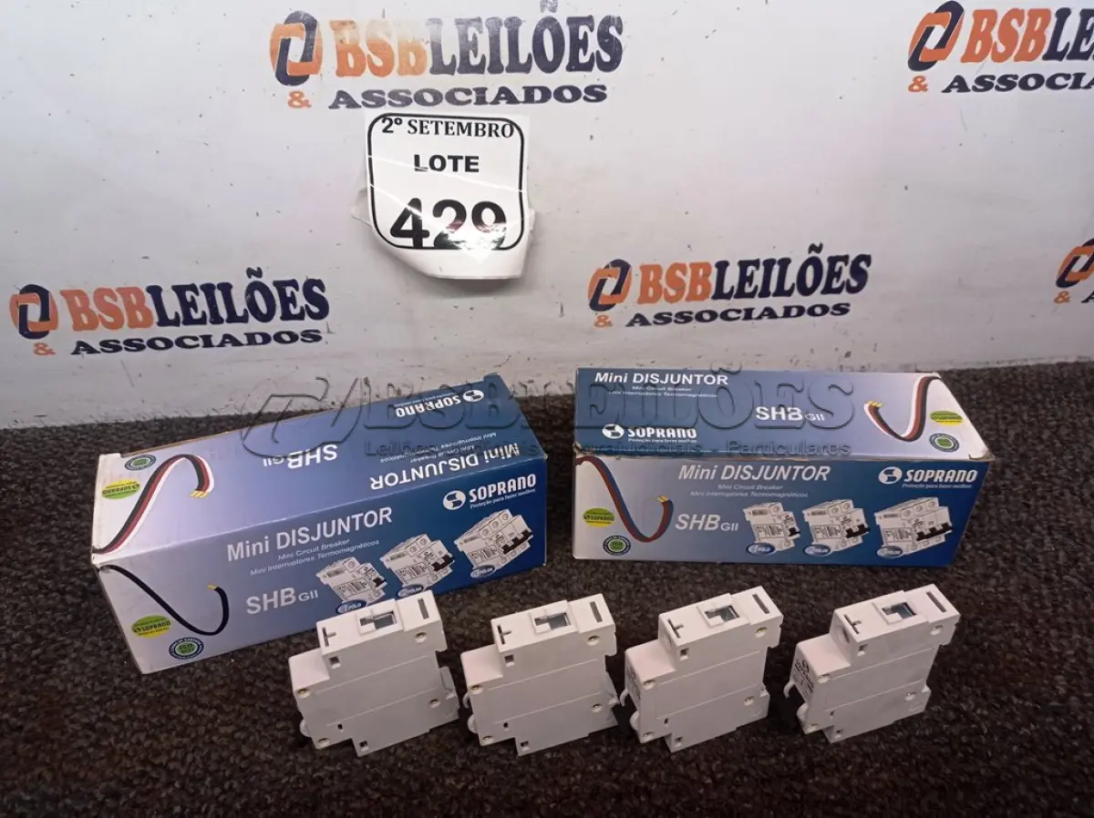 LOTE 429 - 02 CAIXAS DE MINI DISJUNTORES SOPRANO MODELO SHB GILL, 01 POLO, CONTÉM 12 UNIDADES EM CADA CAIXA. (NO ESTADO) ATENÇÃO! FAZER A VISITAÇÃO ANTES DE ARREMATAR, NÃO SABEMOS SE FUNCIONA. LEILÃO NÃO TEM GARANTIA E NEM DEVOLUÇÃO, SUJEITO A POSSÍVEIS AVARIAS VISÍVEIS/OCULTAS E/OU AUSÊNCIA DE COMPONENTES.