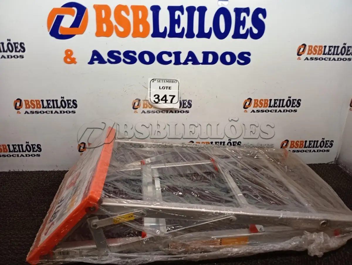 LOTE 347 - 01 BANCO ESCADA DE ALUMÍNIO MARCA BTF. (NO ESTADO) ATENÇÃO! FAZER A VISITAÇÃO ANTES DE ARREMATAR, NÃO SABEMOS SE FUNCIONA. LEILÃO NÃO TEM GARANTIA E NEM DEVOLUÇÃO, SUJEITO A POSSÍVEIS AVARIAS VISÍVEIS/OCULTAS E/OU AUSÊNCIA DE COMPONENTES.