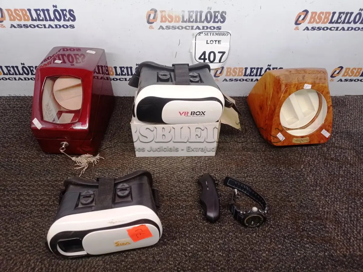 LOTE 407 - 02 ÓCULOS DE REALIDADE VIRTUAL MARCAS E MODELOS DIVERSOS, 01 RELÓGIO SPEEDO E 02 PORTA RELÓGIOS MARCAS E MODELOS DIVERSOS. (NO ESTADO) ATENÇÃO! FAZER A VISITAÇÃO ANTES DE ARREMATAR, NÃO SABEMOS SE FUNCIONA. LEILÃO NÃO TEM GARANTIA E NEM DEVOLUÇÃO, SUJEITO A POSSÍVEIS AVARIAS VISÍVEIS/OCULTAS E/OU AUSÊNCIA DE COMPONENTES.