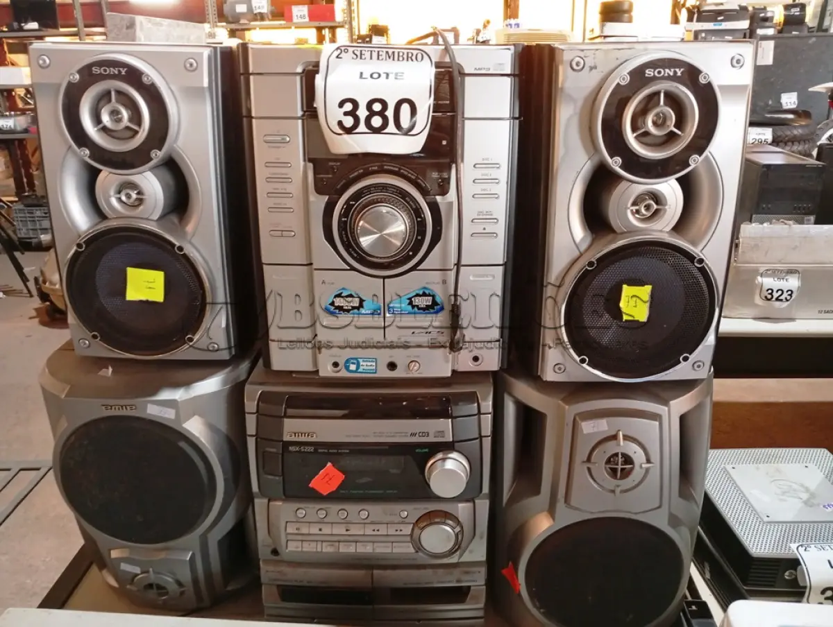 LOTE 380 - 02 APARELHOS DE SOM MARCA AIWA E SONY. (NO ESTADO) ATENÇÃO! FAZER A VISITAÇÃO ANTES DE ARREMATAR, NÃO SABEMOS SE FUNCIONA. LEILÃO NÃO TEM GARANTIA E NEM DEVOLUÇÃO, SUJEITO A POSSÍVEIS AVARIAS VISÍVEIS/OCULTAS E/OU AUSÊNCIA DE COMPONENTES.