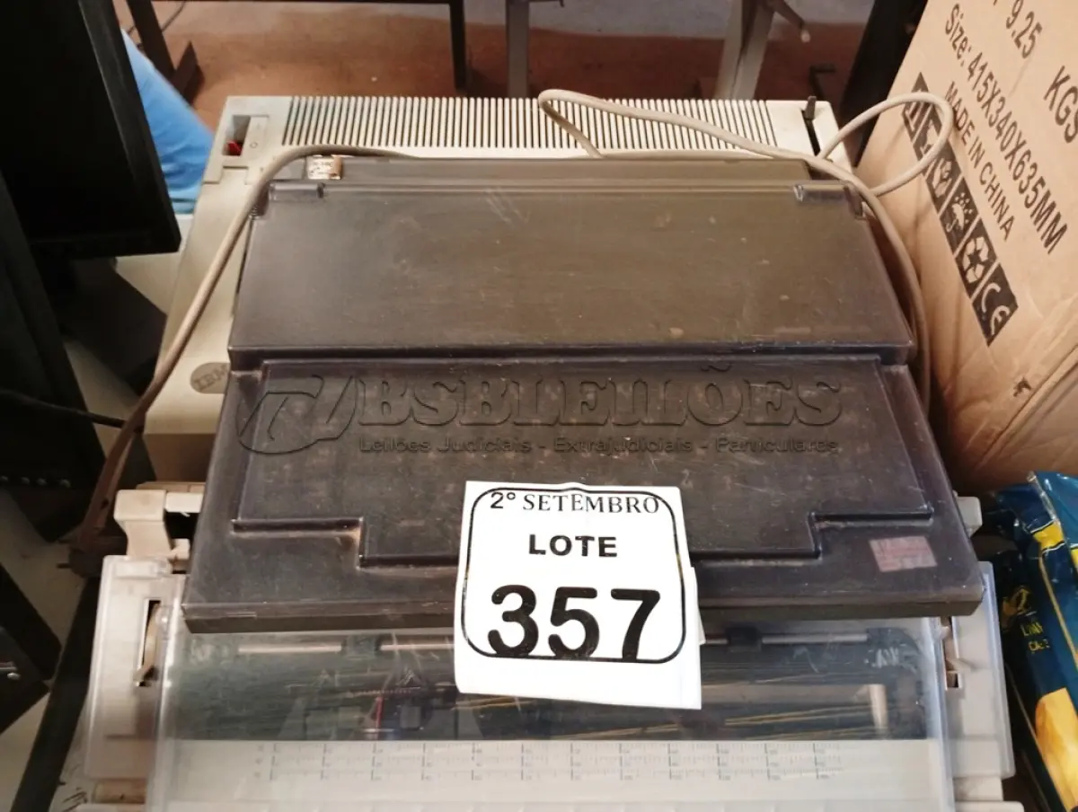 LOTE 357 - 03 MÁQUINAS DE ESCREVER ELÉTRICAS MARCAS E MODELOS DIVERSOS. (NO ESTADO) ATENÇÃO! FAZER A VISITAÇÃO ANTES DE ARREMATAR, NÃO SABEMOS SE FUNCIONA. LEILÃO NÃO TEM GARANTIA E NEM DEVOLUÇÃO, SUJEITO A POSSÍVEIS AVARIAS VISÍVEIS/OCULTAS E/OU AUSÊNCIA DE COMPONENTES.