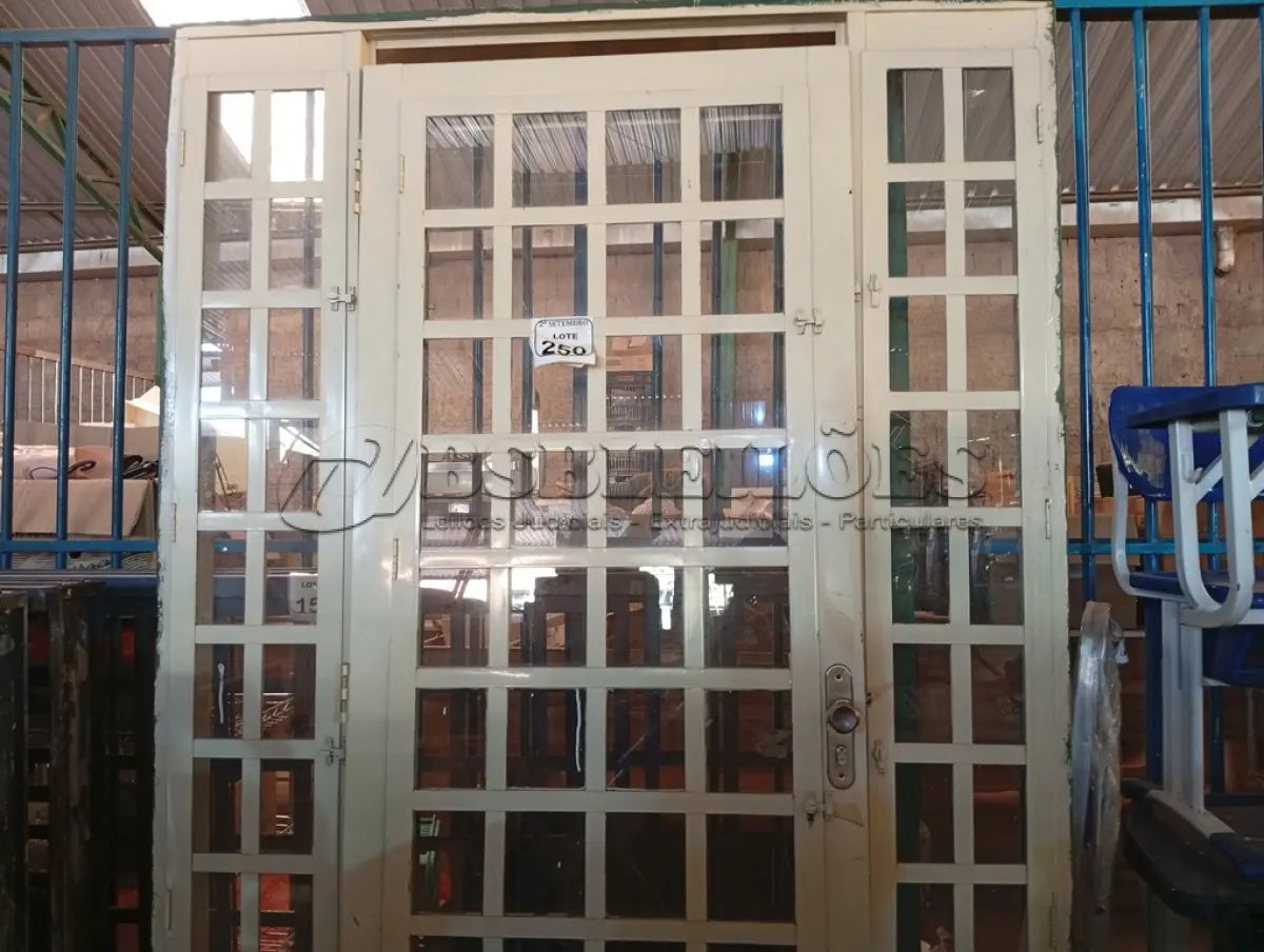 LOTE 250 - 01 PORTA VENEZIANA 2X10 POR 1X5.  (NO ESTADO) ATENÇÃO! FAZER A VISITAÇÃO ANTES DE ARREMATAR, NÃO SABEMOS SE FUNCIONA. LEILÃO NÃO TEM GARANTIA E NEM DEVOLUÇÃO, SUJEITO A POSSÍVEIS AVARIAS VISÍVEIS/OCULTAS E/OU AUSÊNCIA DE COMPONENTES.