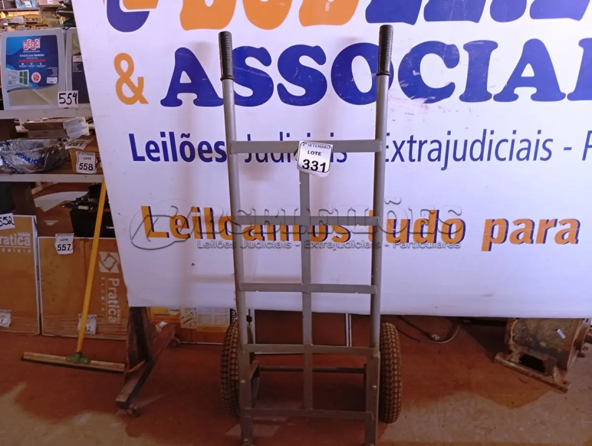 LOTE 331 - 01 CARRINHO DE MÃO PARA CARGAS 180KG TRAMONTINA. (NO ESTADO) ATENÇÃO! FAZER A VISITAÇÃO ANTES DE ARREMATAR, NÃO SABEMOS SE FUNCIONA. LEILÃO NÃO TEM GARANTIA E NEM DEVOLUÇÃO, SUJEITO A POSSÍVEIS AVARIAS VISÍVEIS/OCULTAS E/OU AUSÊNCIA DE COMPONENTES.