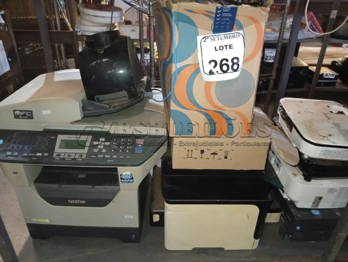 LOTE 268 - 02 IMPRESSORAS SENDO UMA MULTIFUNCIONAL, 03 PROJETORES E 02 APARELHOS CISCO PARA A RETIRADA DE PEÇAS E ELETRÔNICOS DIVERSOS.  (NO ESTADO) ATENÇÃO! FAZER A VISITAÇÃO ANTES DE ARREMATAR, NÃO SABEMOS SE FUNCIONA. LEILÃO NÃO TEM GARANTIA E NEM DEVOLUÇÃO, SUJEITO A POSSÍVEIS AVARIAS VISÍVEIS/OCULTAS E/OU AUSÊNCIA DE COMPONENTES.