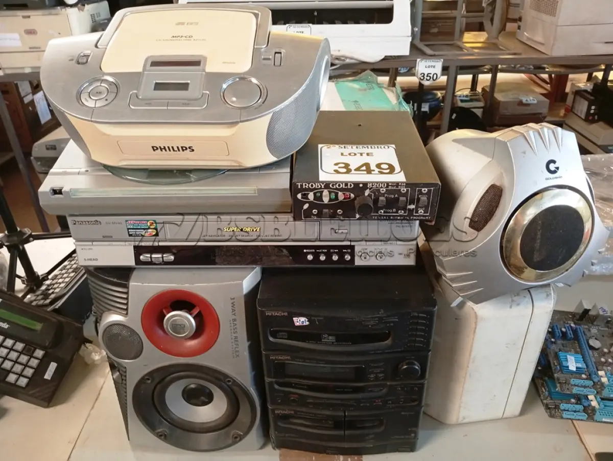 LOTE 349 - 01 VIDEOCASSETE, 01 TOCA CD, 03 CAIXAS DE SOM, 01 MICRO SYSTEM E 01SUCATA ELETRÔNICA.  (NO ESTADO) ATENÇÃO! FAZER A VISITAÇÃO ANTES DE ARREMATAR, NÃO SABEMOS SE FUNCIONA. LEILÃO NÃO TEM GARANTIA E NEM DEVOLUÇÃO, SUJEITO A POSSÍVEIS AVARIAS VISÍVEIS/OCULTAS E/OU AUSÊNCIA DE COMPONENTES.