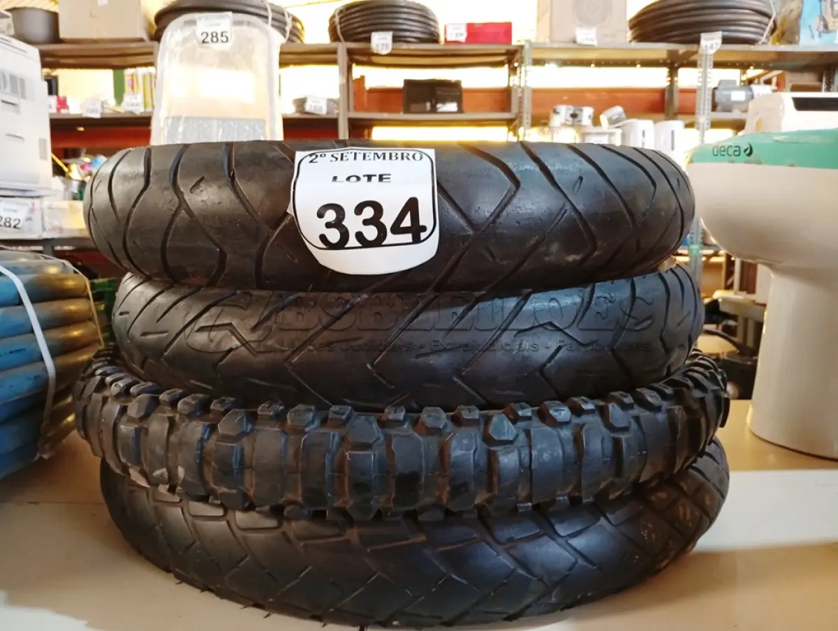 LOTE 334 - 04 PNEUS DE MOTO USADOS COM NUMERAÇÕES DIVERSAS. (NO ESTADO) ATENÇÃO! FAZER A VISITAÇÃO ANTES DE ARREMATAR, NÃO SABEMOS SE FUNCIONA. LEILÃO NÃO TEM GARANTIA E NEM DEVOLUÇÃO, SUJEITO A POSSÍVEIS AVARIAS VISÍVEIS/OCULTAS E/OU AUSÊNCIA DE COMPONENTES.