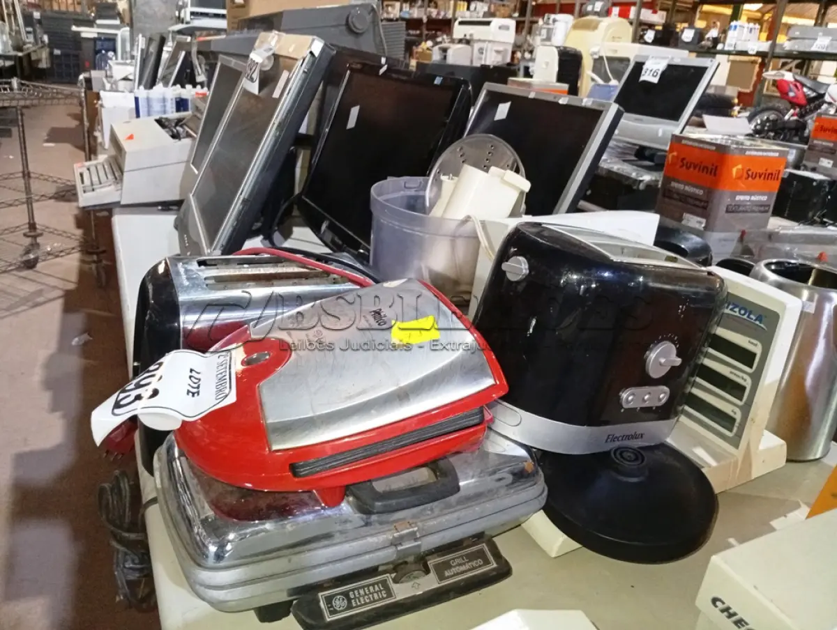 LOTE 393 - 01 LOTE COM DIVERSOS APARELHOS DOMÉSTICOS MARCAS E MODELOS DIVERSOS, 01 BALANÇA FILIZOLA COM AVARIAS. (NO ESTADO) ATENÇÃO! FAZER A VISITAÇÃO ANTES DE ARREMATAR, NÃO SABEMOS SE FUNCIONA. LEILÃO NÃO TEM GARANTIA E NEM DEVOLUÇÃO, SUJEITO A POSSÍVEIS AVARIAS VISÍVEIS/OCULTAS E/OU AUSÊNCIA DE COMPONENTES.