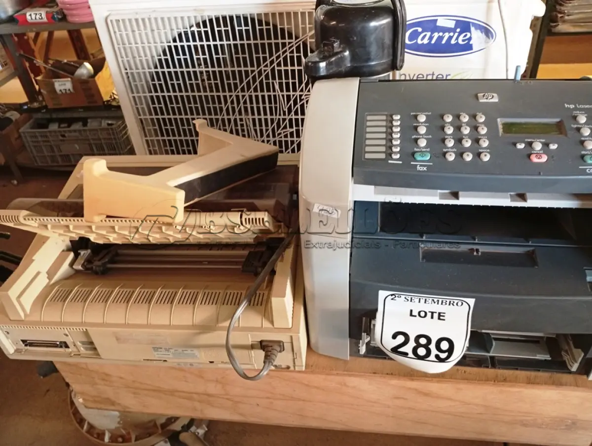 LOTE 289 - 02 IMPRESSORAS, 01 CAIXOTE DE MADEIRA E 01 GARRAFA DE CAFÉ. (NO ESTADO) ATENÇÃO! FAZER A VISITAÇÃO ANTES DE ARREMATAR, NÃO SABEMOS SE FUNCIONA. LEILÃO NÃO TEM GARANTIA E NEM DEVOLUÇÃO, SUJEITO A POSSÍVEIS AVARIAS VISÍVEIS/OCULTAS E/OU AUSÊNCIA DE COMPONENTES.