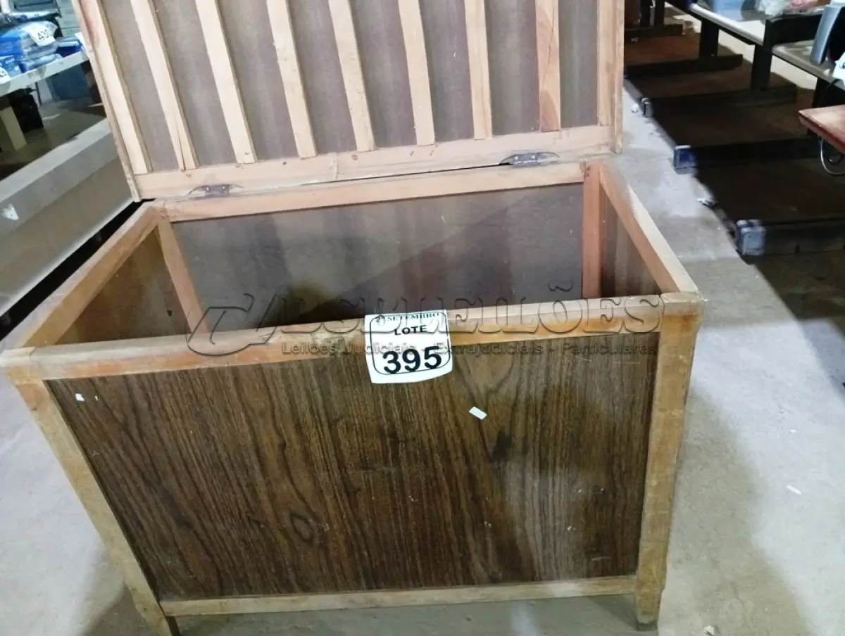 LOTE 395 - 01 BAÚ EM MADEIRA E 01 GAVETEIRO EM MDF. (NO ESTADO) ATENÇÃO! FAZER A VISITAÇÃO ANTES DE ARREMATAR, NÃO SABEMOS SE FUNCIONA. LEILÃO NÃO TEM GARANTIA E NEM DEVOLUÇÃO, SUJEITO A POSSÍVEIS AVARIAS VISÍVEIS/OCULTAS E/OU AUSÊNCIA DE COMPONENTES.