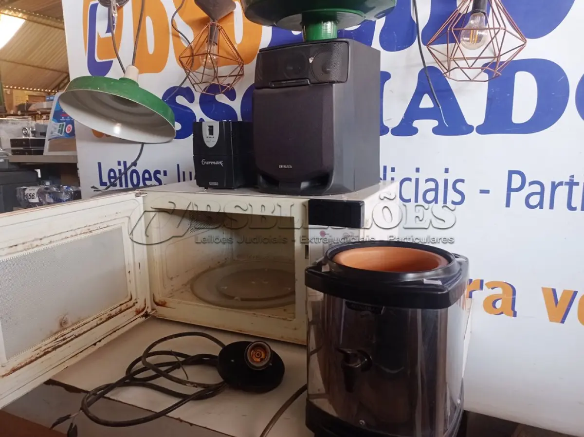 LOTE 446 - 01 MICRO-ONDAS, 02 CAIXAS DE SOM, 01 ESTABILIZADOR, 03 LUMINÁRIAS E BEBEDOURO P/ GARRAFÃO. (NO ESTADO) ATENÇÃO! FAZER A VISITAÇÃO ANTES DE ARREMATAR, NÃO SABEMOS SE FUNCIONA. LEILÃO NÃO TEM GARANTIA E NEM DEVOLUÇÃO, SUJEITO A POSSÍVEIS AVARIAS VISÍVEIS/OCULTAS E/OU AUSÊNCIA DE COMPONENTES.