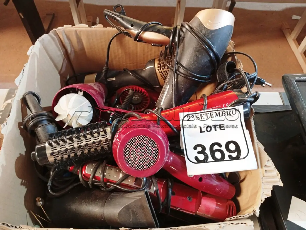 LOTE 369 - 01 LOTE COM DIVERSOS UTENSÍLIOS PARA BELEZA. (NO ESTADO) ATENÇÃO! FAZER A VISITAÇÃO ANTES DE ARREMATAR, NÃO SABEMOS SE FUNCIONA. LEILÃO NÃO TEM GARANTIA E NEM DEVOLUÇÃO, SUJEITO A POSSÍVEIS AVARIAS VISÍVEIS/OCULTAS E/OU AUSÊNCIA DE COMPONENTES.