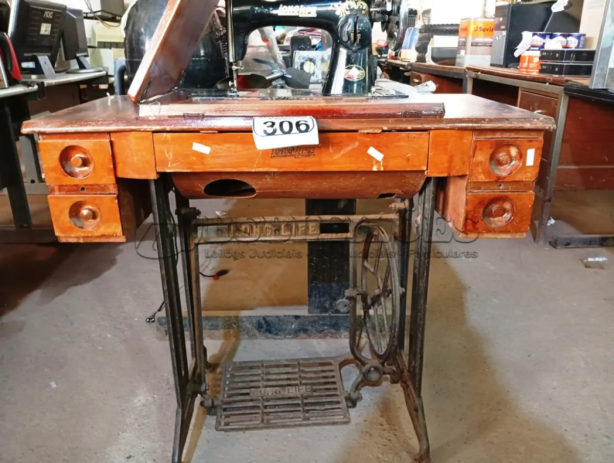 LOTE 306 - 01 MÁQUINA DE COSTURA ANTIGA COM GABINETE EM MADEIRA MARCA LONGLIFE 04 GAVETAS. (NO ESTADO) ATENÇÃO! FAZER A VISITAÇÃO ANTES DE ARREMATAR, NÃO SABEMOS SE FUNCIONA. LEILÃO NÃO TEM GARANTIA E NEM DEVOLUÇÃO, SUJEITO A POSSÍVEIS AVARIAS VISÍVEIS/OCULTAS E/OU AUSÊNCIA DE COMPONENTES.