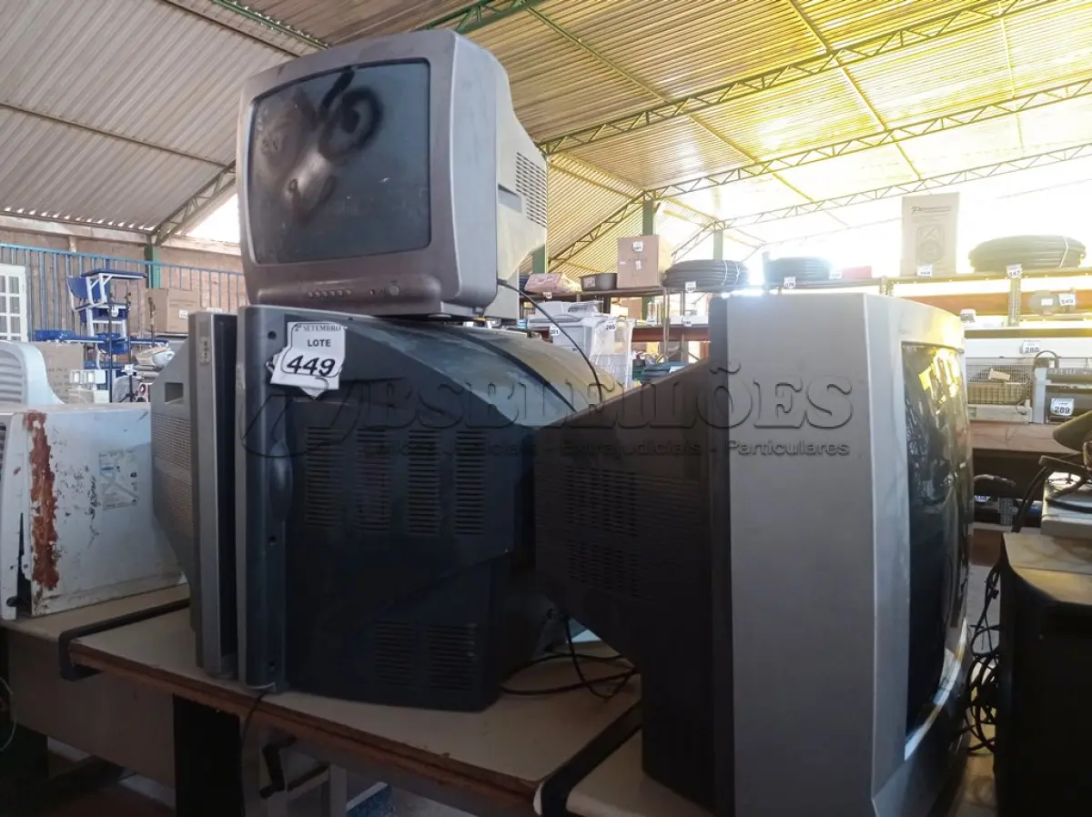 LOTE 449 - 04 TVS DE TUBO MARCAS E MODELOS DIVERSOS. (NO ESTADO) ATENÇÃO! FAZER A VISITAÇÃO ANTES DE ARREMATAR, NÃO SABEMOS SE FUNCIONA. LEILÃO NÃO TEM GARANTIA E NEM DEVOLUÇÃO, SUJEITO A POSSÍVEIS AVARIAS VISÍVEIS/OCULTAS E/OU AUSÊNCIA DE COMPONENTES.