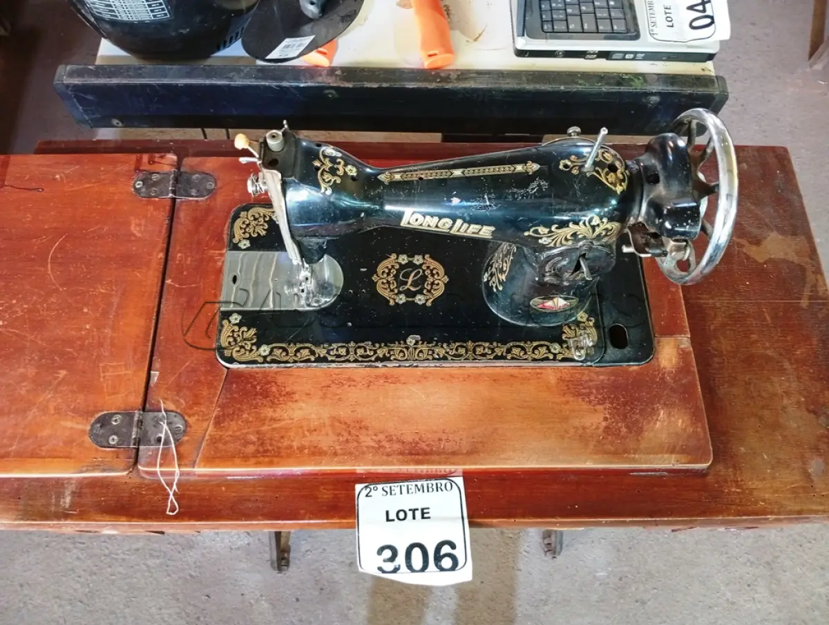 LOTE 306 - 01 MÁQUINA DE COSTURA ANTIGA COM GABINETE EM MADEIRA MARCA LONGLIFE 04 GAVETAS. (NO ESTADO) ATENÇÃO! FAZER A VISITAÇÃO ANTES DE ARREMATAR, NÃO SABEMOS SE FUNCIONA. LEILÃO NÃO TEM GARANTIA E NEM DEVOLUÇÃO, SUJEITO A POSSÍVEIS AVARIAS VISÍVEIS/OCULTAS E/OU AUSÊNCIA DE COMPONENTES.