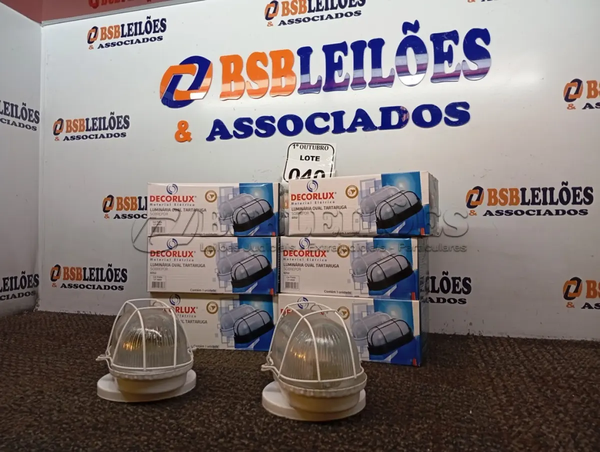 LOTE 040 - 08 LUMINÁRIAS OVAIS TARTARUGA. (NO ESTADO) ATENÇÃO! FAZER A VISITAÇÃO ANTES DE ARREMATAR, NÃO SABEMOS SE FUNCIONA. LEILÃO NÃO TEM GARANTIA E NEM DEVOLUÇÃO, SUJEITO A POSSÍVEIS AVARIAS VISÍVEIS/OCULTAS E/OU AUSÊNCIA DE COMPONENTES.