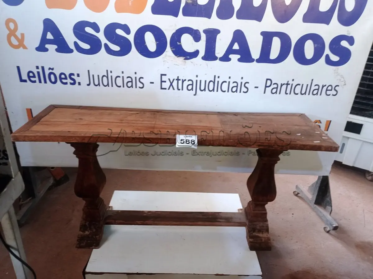 LOTE 588 - 01 APARADOR EM MADEIRA. (NO ESTADO) ATENÇÃO! FAZER A VISITAÇÃO ANTES DE ARREMATAR, NÃO SABEMOS SE FUNCIONA. LEILÃO NÃO TEM GARANTIA E NEM DEVOLUÇÃO, SUJEITO A POSSÍVEIS AVARIAS VISÍVEIS/OCULTAS E/OU AUSÊNCIA DE COMPONENTES.