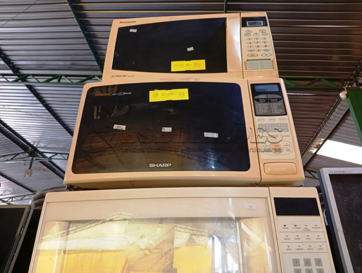 LOTE 091 - 03 MICRO-ONDAS SENDO 01 COM O PRATO. (NO ESTADO) ATENÇÃO! FAZER A VISITAÇÃO ANTES DE ARREMATAR, NÃO SABEMOS SE FUNCIONA. LEILÃO NÃO TEM GARANTIA E NEM DEVOLUÇÃO, SUJEITO A POSSÍVEIS AVARIAS VISÍVEIS/OCULTAS E/OU AUSÊNCIA DE COMPONENTES.