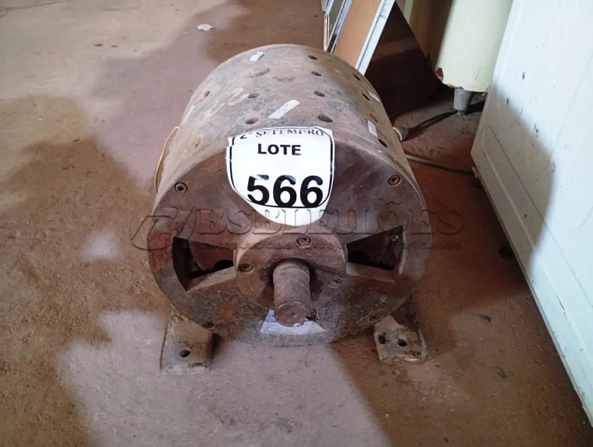 LOTE 566 - 01 MOTOR ELÉTRICO ANTIGO. (NO ESTADO) ATENÇÃO! FAZER A VISITAÇÃO ANTES DE ARREMATAR, NÃO SABEMOS SE FUNCIONA. LEILÃO NÃO TEM GARANTIA E NEM DEVOLUÇÃO, SUJEITO A POSSÍVEIS AVARIAS VISÍVEIS/OCULTAS E/OU AUSÊNCIA DE COMPONENTES.