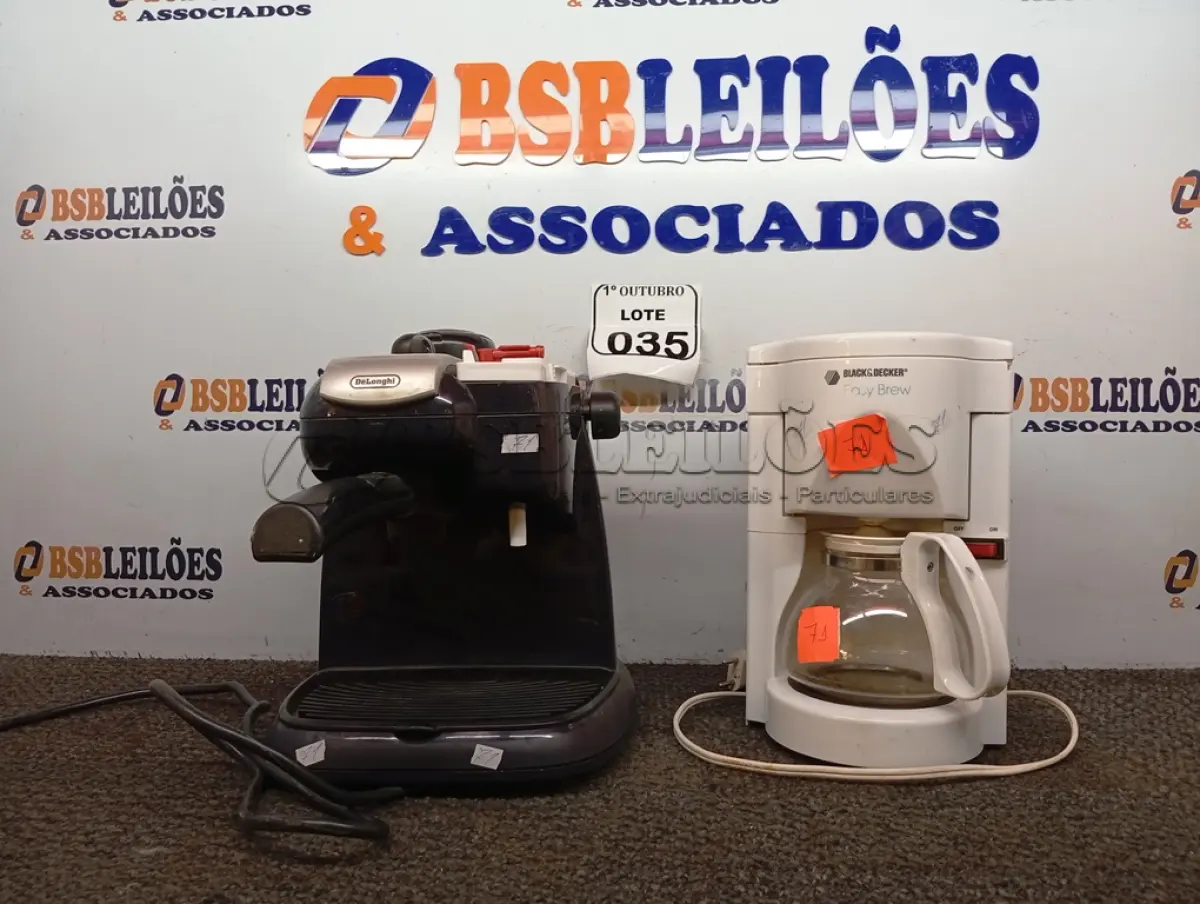 LOTE 035 - 02 CAFETEIRAS ELÉTRICAS. (NO ESTADO) ATENÇÃO! FAZER A VISITAÇÃO ANTES DE ARREMATAR, NÃO SABEMOS SE FUNCIONA. LEILÃO NÃO TEM GARANTIA E NEM DEVOLUÇÃO, SUJEITO A POSSÍVEIS AVARIAS VISÍVEIS/OCULTAS E/OU AUSÊNCIA DE COMPONENTES.