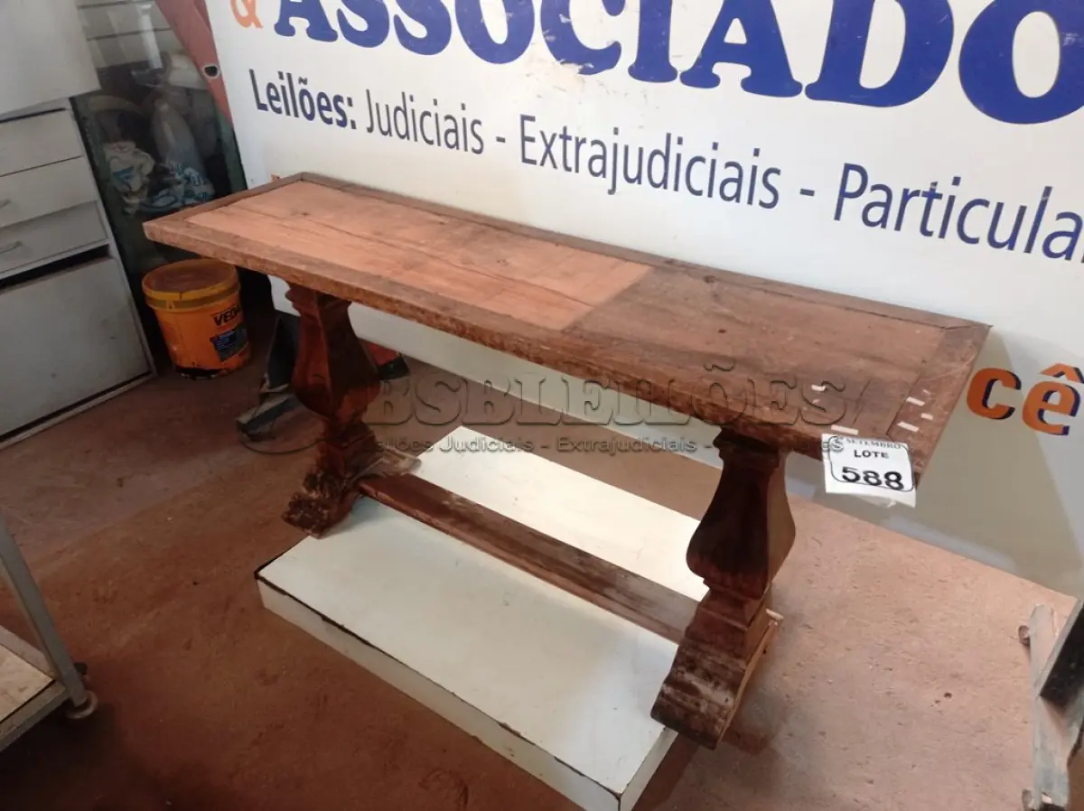 LOTE 588 - 01 APARADOR EM MADEIRA. (NO ESTADO) ATENÇÃO! FAZER A VISITAÇÃO ANTES DE ARREMATAR, NÃO SABEMOS SE FUNCIONA. LEILÃO NÃO TEM GARANTIA E NEM DEVOLUÇÃO, SUJEITO A POSSÍVEIS AVARIAS VISÍVEIS/OCULTAS E/OU AUSÊNCIA DE COMPONENTES.