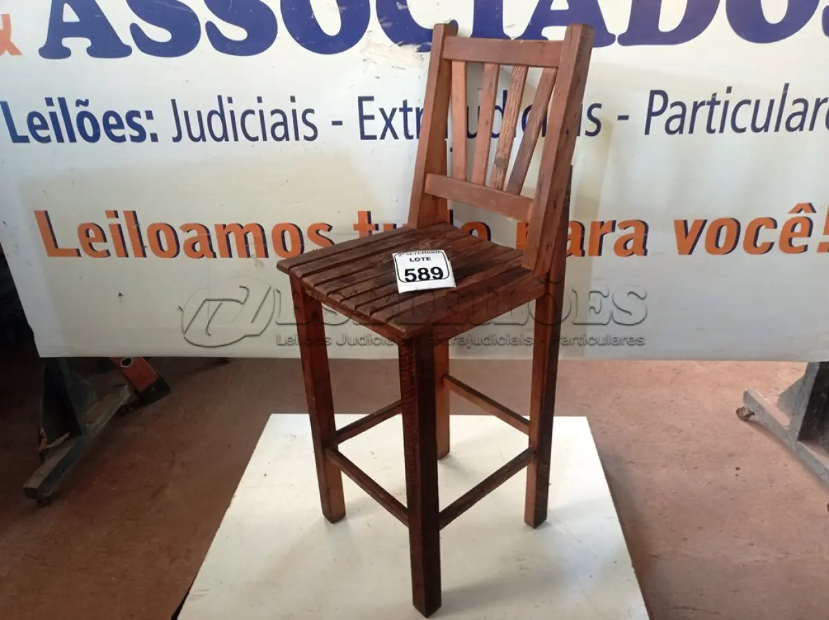 LOTE 589 - 01 CADEIRA EM MADEIRA. (NO ESTADO) ATENÇÃO! FAZER A VISITAÇÃO ANTES DE ARREMATAR, NÃO SABEMOS SE FUNCIONA. LEILÃO NÃO TEM GARANTIA E NEM DEVOLUÇÃO, SUJEITO A POSSÍVEIS AVARIAS VISÍVEIS/OCULTAS E/OU AUSÊNCIA DE COMPONENTES.