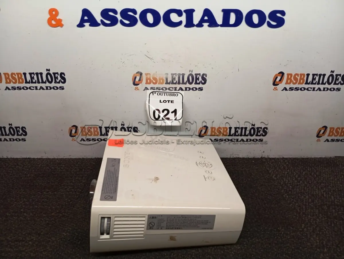 LOTE 021 - 01 PROJETOR SONY VPLEX100. (NO ESTADO) ATENÇÃO! FAZER A VISITAÇÃO ANTES DE ARREMATAR, NÃO SABEMOS SE FUNCIONA. LEILÃO NÃO TEM GARANTIA E NEM DEVOLUÇÃO, SUJEITO A POSSÍVEIS AVARIAS VISÍVEIS/OCULTAS E/OU AUSÊNCIA DE COMPONENTES.